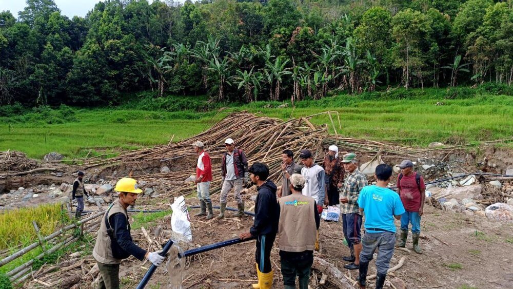 Relawan LAZ Peduli Dakwah Pulihkan Akses Air Bersih Warga Terdampak Bencana di Sumatera